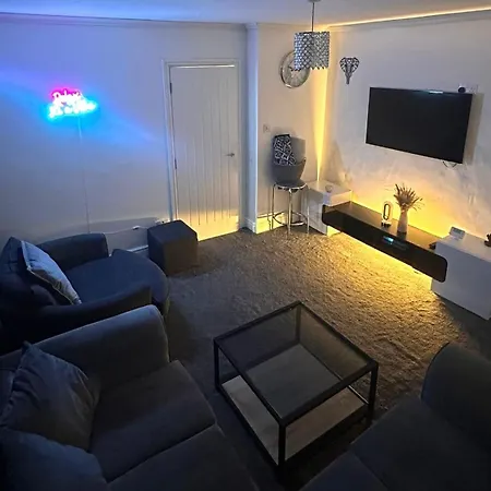 Housesleeps5-garden-parking-petsok-near Locks * Bradford (West Yorkshire)