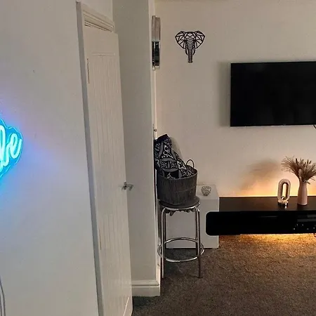 Housesleeps5-garden-parking-petsok-near Locks بيت للعطل برادفورد