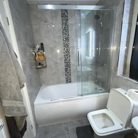 Housesleeps5-garden-parking-petsok-near Locks * Bradford (West Yorkshire)