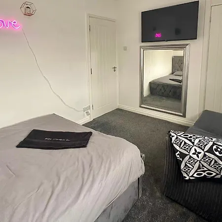 Housesleeps5-garden-parking-petsok-near Locks بيت للعطل