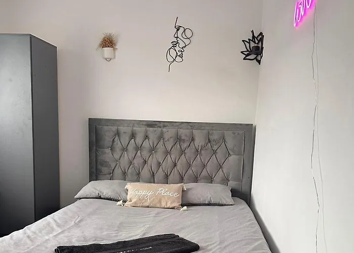 Housesleeps5-garden-parking-petsok-near Locks * Bradford (West Yorkshire)