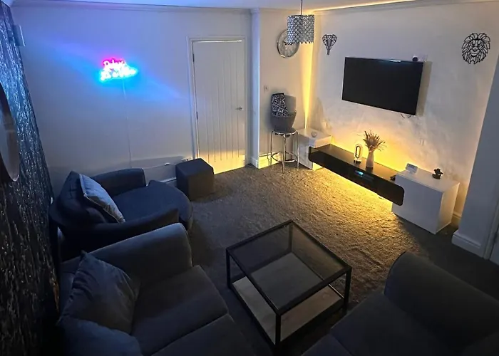 Housesleeps5-garden-parking-petsok-near Locks * Bradford (West Yorkshire)