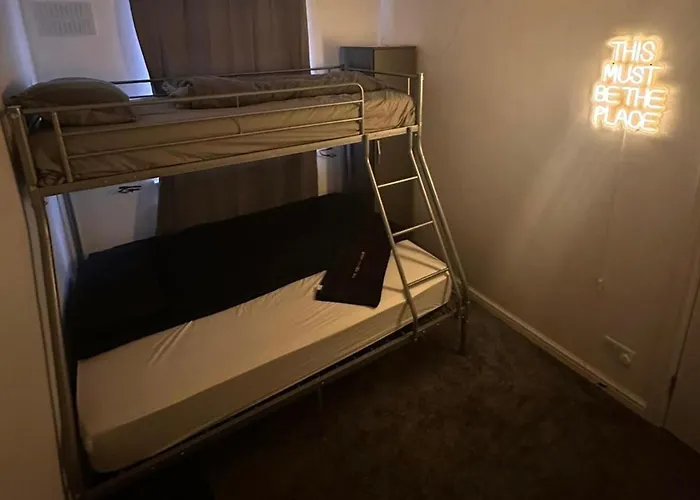 Housesleeps5-garden-parking-petsok-near Locks بيت للعطل