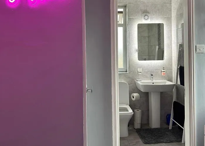 Housesleeps5-garden-parking-petsok-near Locks برادفورد