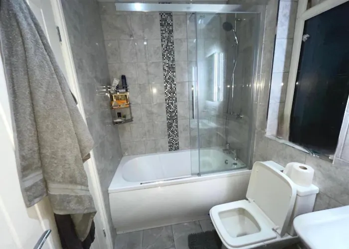 Housesleeps5-garden-parking-petsok-near Locks * برادفورد