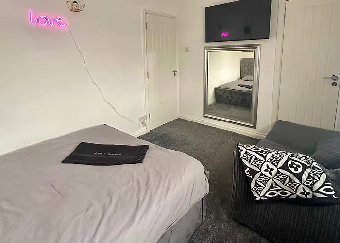 Housesleeps5-garden-parking-petsok-near Locks بيت للعطل