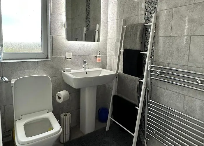 Housesleeps5-garden-parking-petsok-near Locks Holiday home Bradford (West Yorkshire)