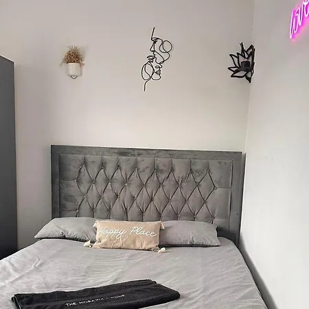 Housesleeps5-garden-parking-petsok-near Locks * Bradford (West Yorkshire)